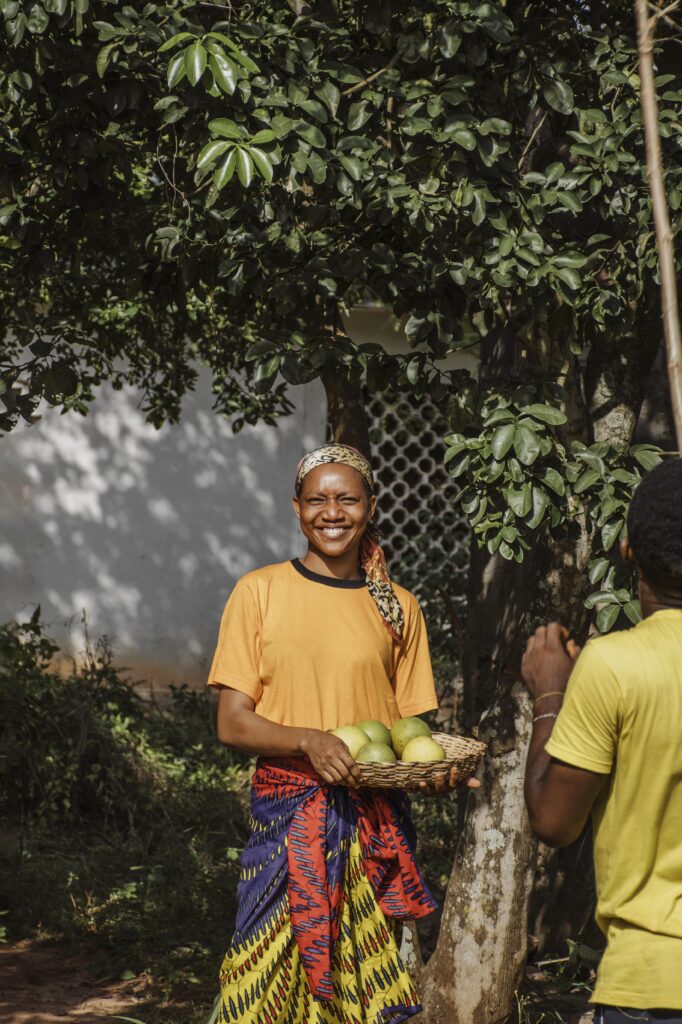 mulher campo segurando frutas frescas